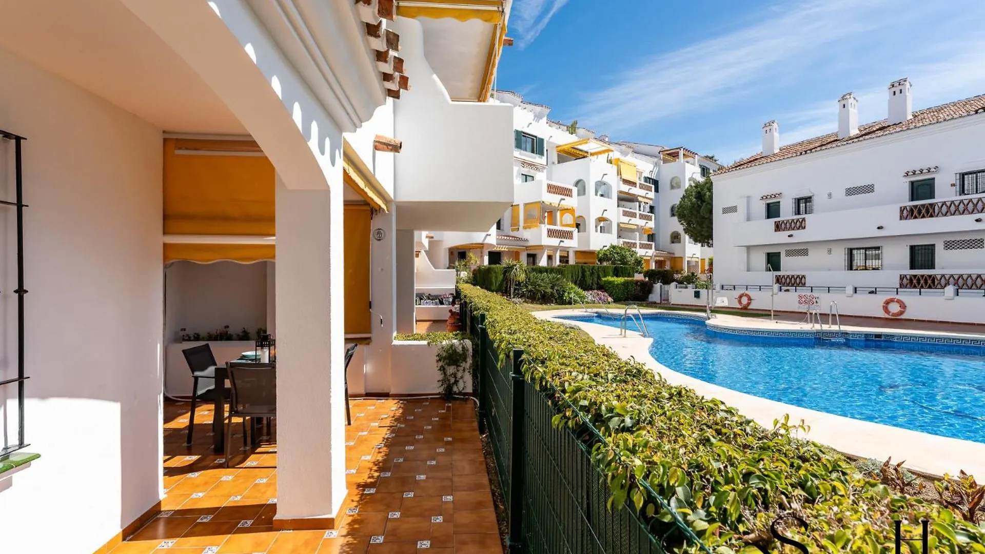 Poolside 2 Bedroom Retreat Benalmádena 0*,  Espanha