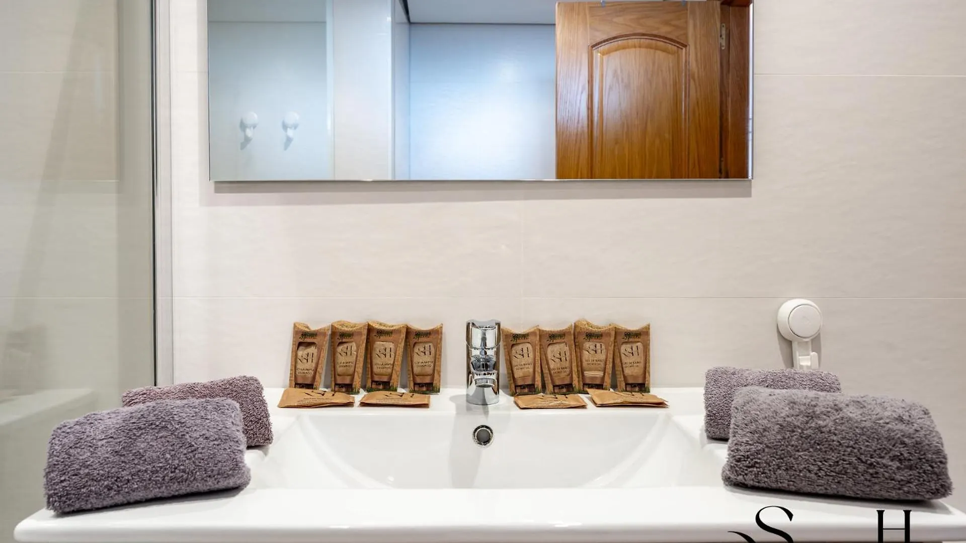 Poolside 2 Bedroom Retreat بينالماذينا شقة