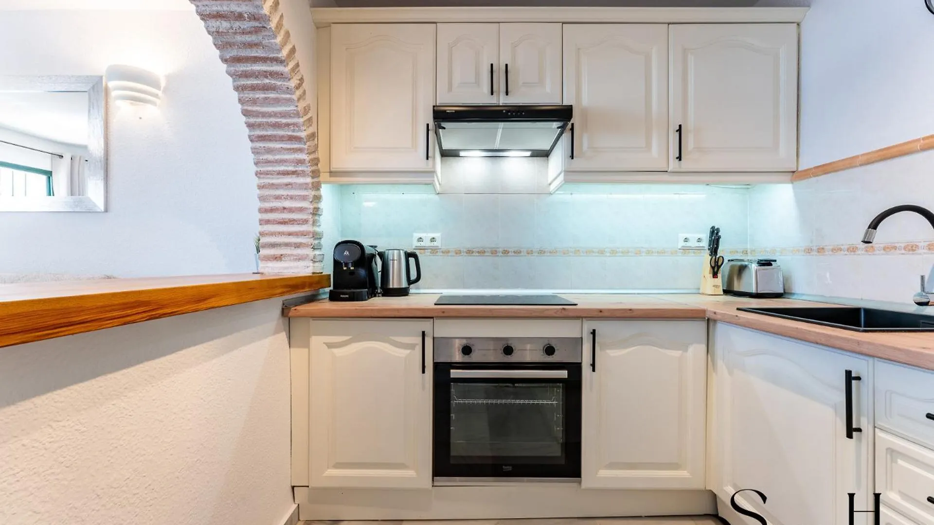 Poolside 2 Bedroom Retreat بينالماذينا