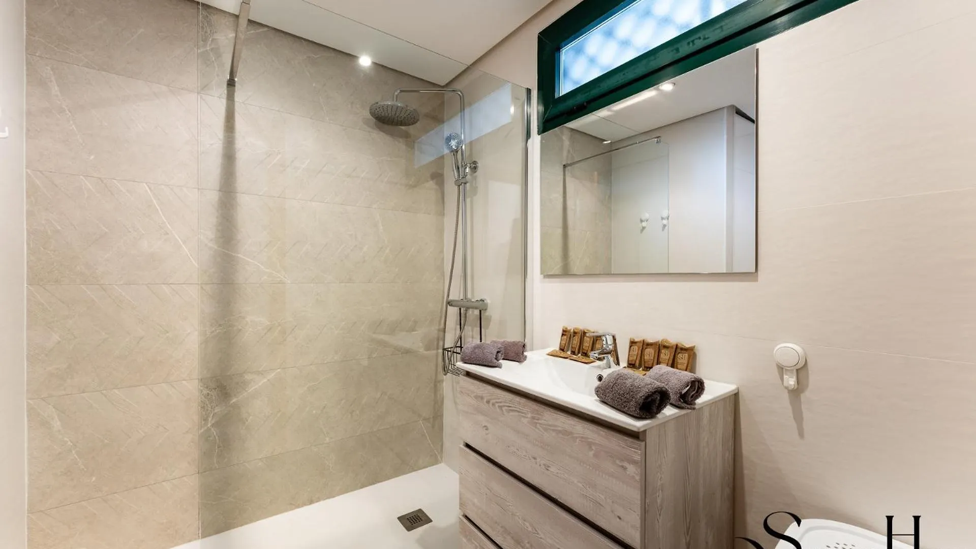 Poolside 2 Bedroom Retreat بينالماذينا 0*,